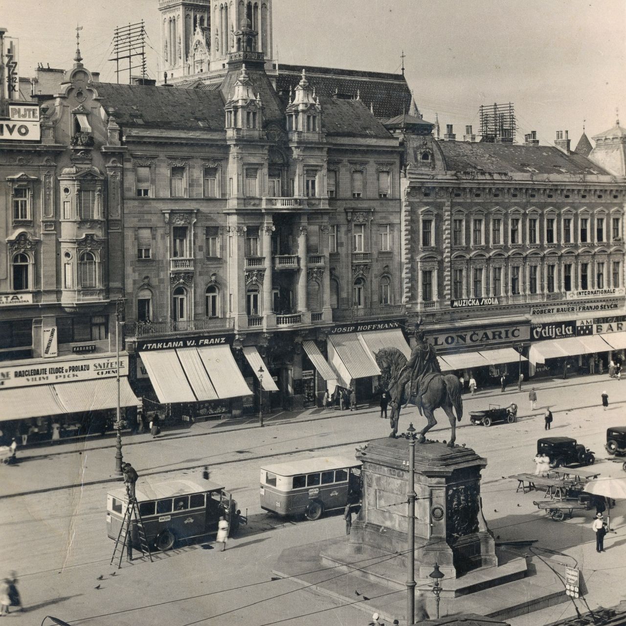 Trg bana Jelačića oko 1935. godine, spomenik